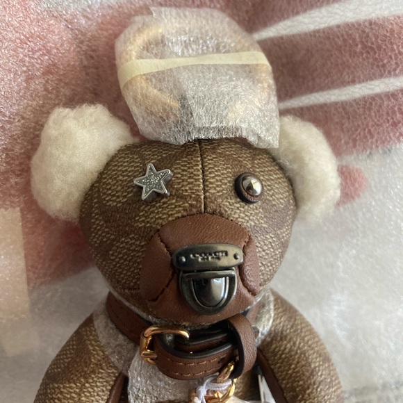 😍Coach Bear Bag Charm In Signature
Canvas - Picture 3 of 7